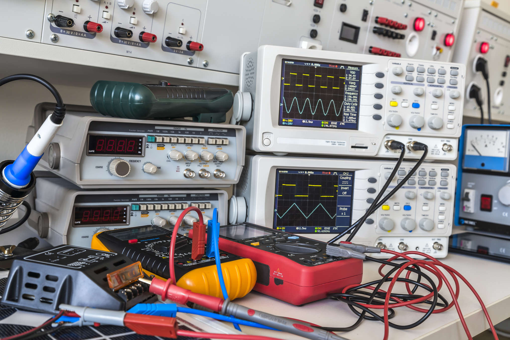 Wideband Amplifier for 5G Test and Measurement Applications