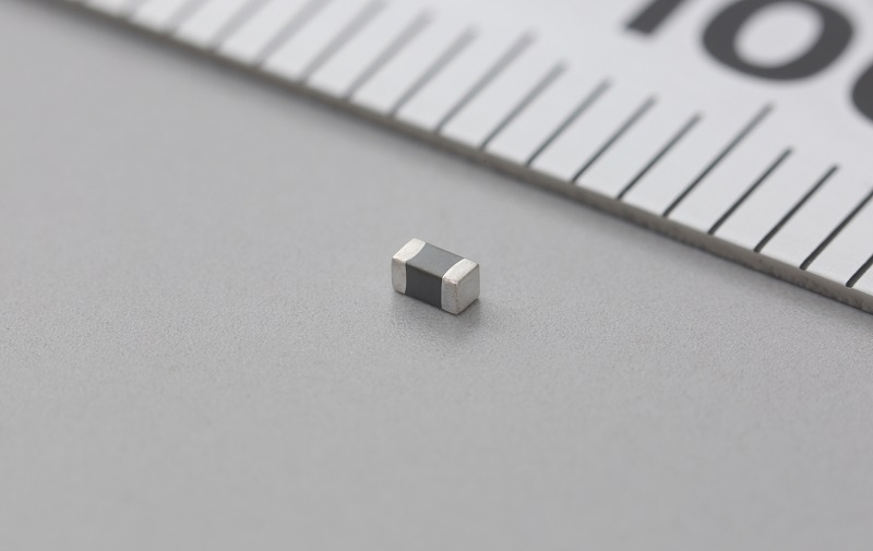 Filter ferrite bead for high frequency, high current applications